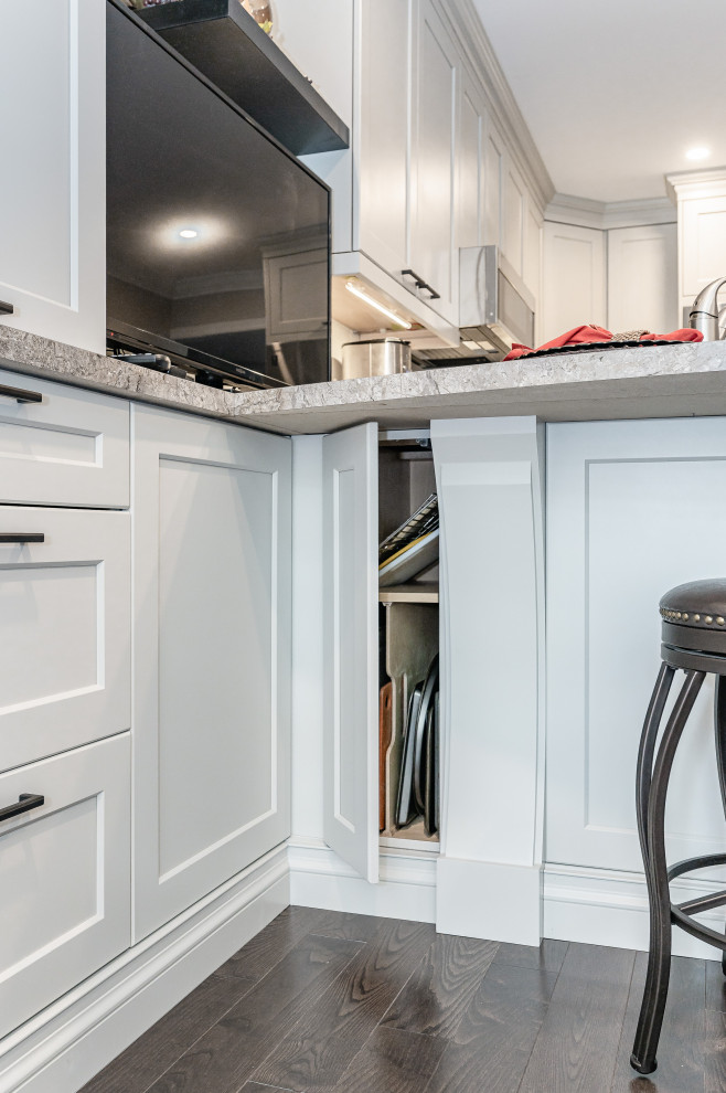 Kitchen - transitional kitchen idea