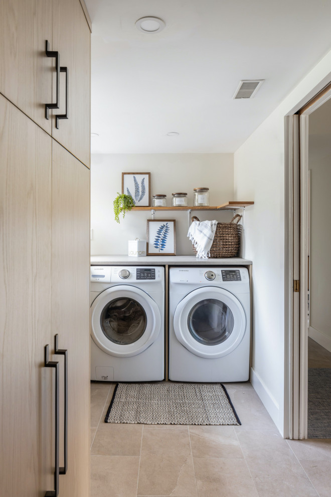 Esempio di una lavanderia multiuso contemporanea di medie dimensioni con ante lisce, ante in legno chiaro, top in laminato, pareti bianche, lavatrice e asciugatrice affiancate e top grigio