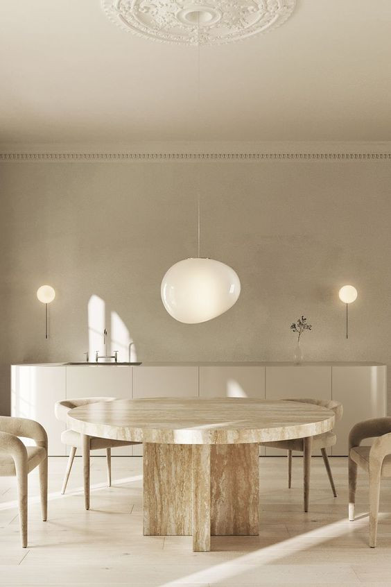 Foto di una sala da pranzo aperta verso la cucina mediterranea di medie dimensioni con pareti beige e pavimento beige