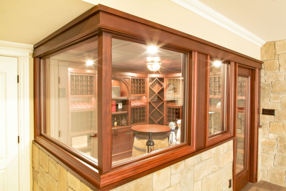 Ejemplo de bodega clásica renovada de tamaño medio con suelo de madera en tonos medios