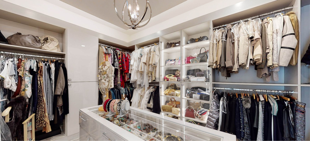 Diseño de armario vestidor de mujer minimalista grande con armarios con paneles lisos, puertas de armario beige, moqueta, suelo beige y bandeja