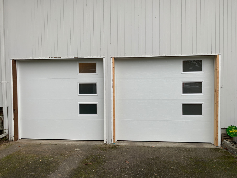 Exempel på en mellanstor tillbyggd tvåbils garage och förråd, med entrétak