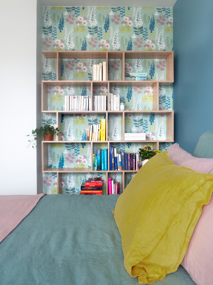 Mittelgroßes Modernes Hauptschlafzimmer mit blauer Wandfarbe und hellem Holzboden in Marseille