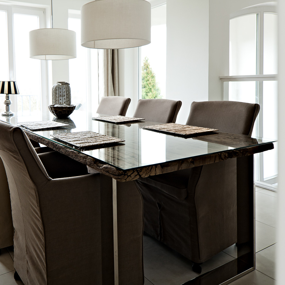 Modernes Esszimmer mit weißer Wandfarbe in Düsseldorf