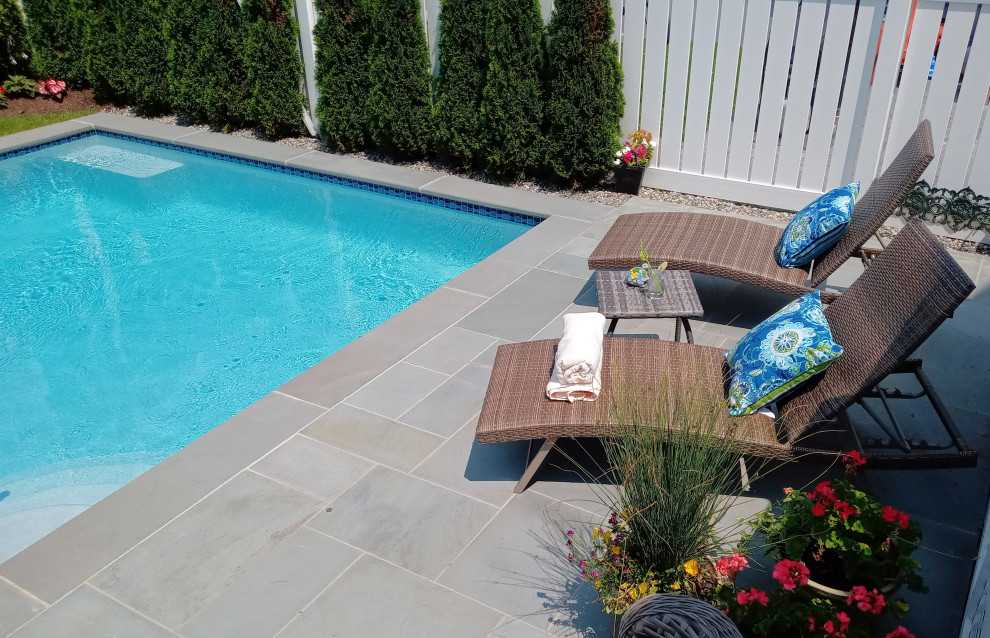 Foto de piscina ecléctica pequeña rectangular en patio trasero con adoquines de piedra natural