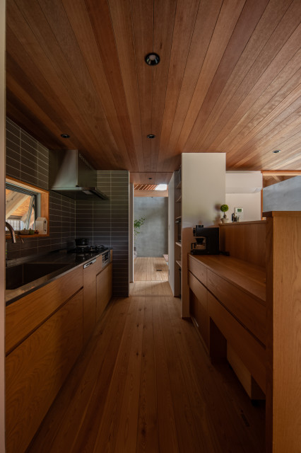 三角屋根の棲家 japanisch-modern-wohnbereich