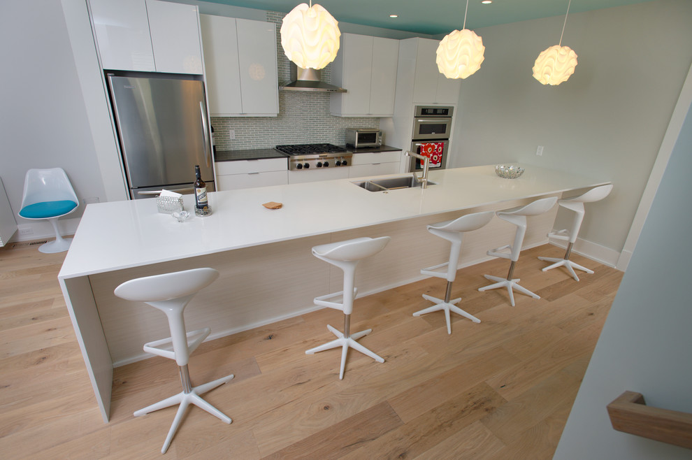 This is an example of a beach style kitchen in Wilmington.
