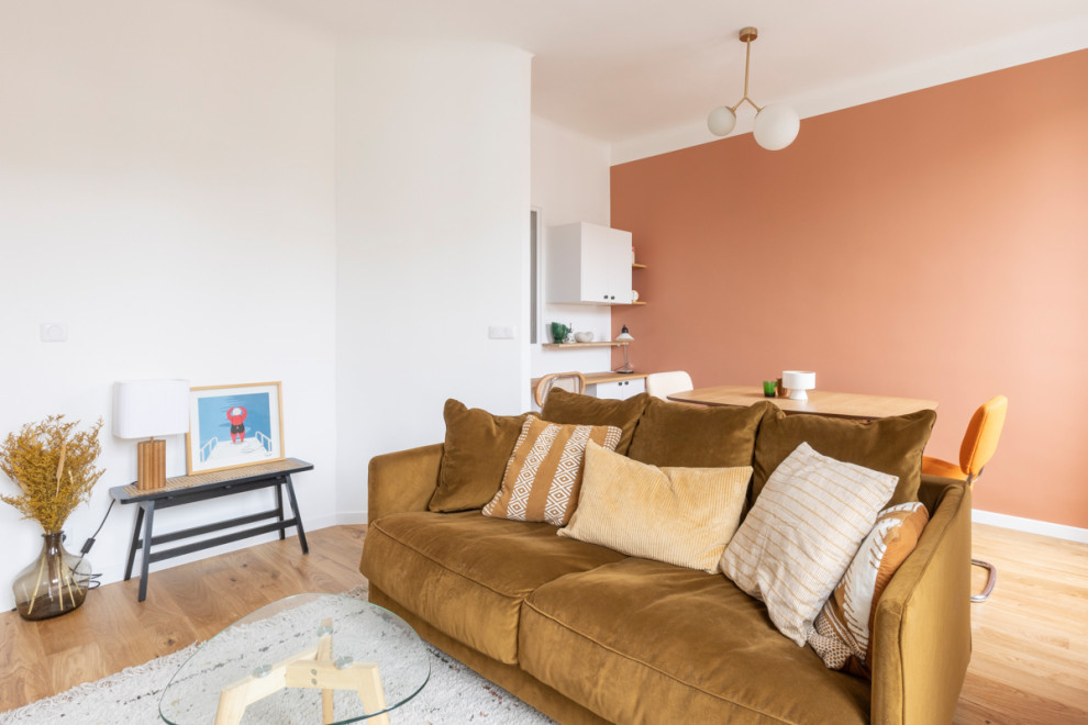 Свежая идея для дизайна: открытая гостиная комната среднего размера в скандинавском стиле с розовыми стенами и светлым паркетным полом - отличное фото интерьера