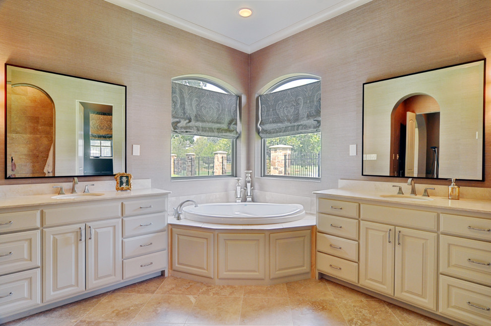 Example of a transitional bathroom design in Dallas