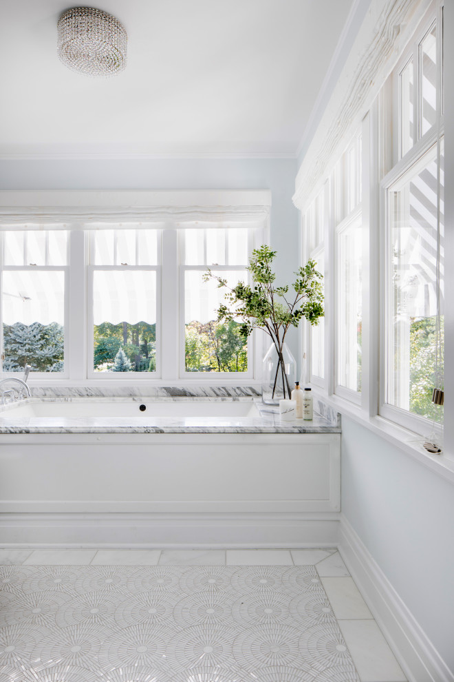 Пример оригинального дизайна: главная ванная комната среднего размера в стиле неоклассика (современная классика) с фасадами в стиле шейкер, белыми фасадами, полновстраиваемой ванной, душем, серой плиткой, серыми стенами, полом из мозаичной плитки, врезной раковиной, мраморной столешницей, белым полом, душем с распашными дверями, разноцветной столешницей, тумбой под две раковины, встроенной тумбой и любым потолком
