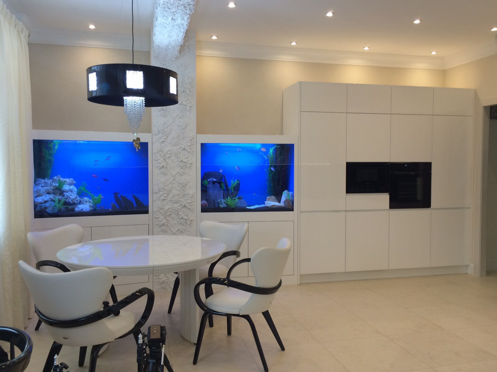 Кухня-волна, совмещенная с аквариумами