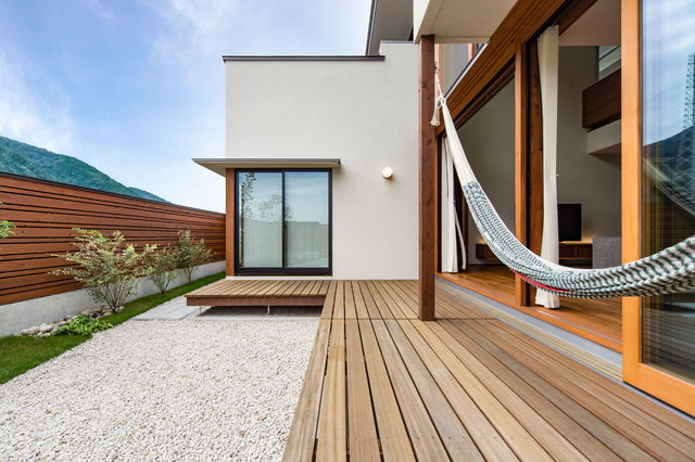 五日市の家 asiatico-terraza-y-balcon