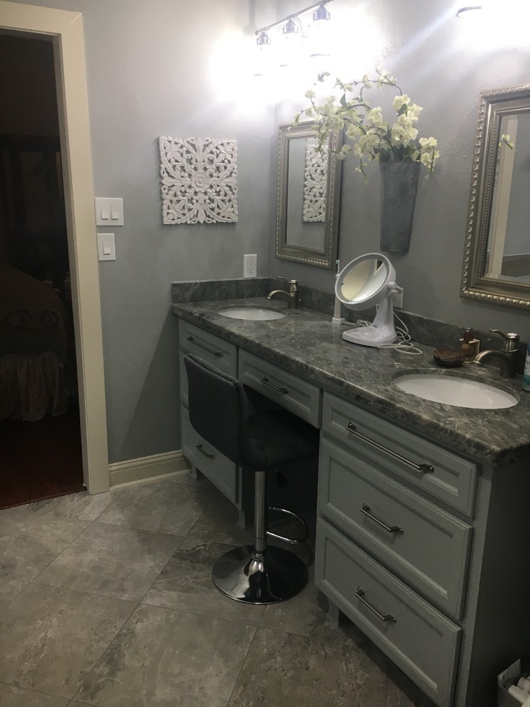 Transitional home design photo in Houston