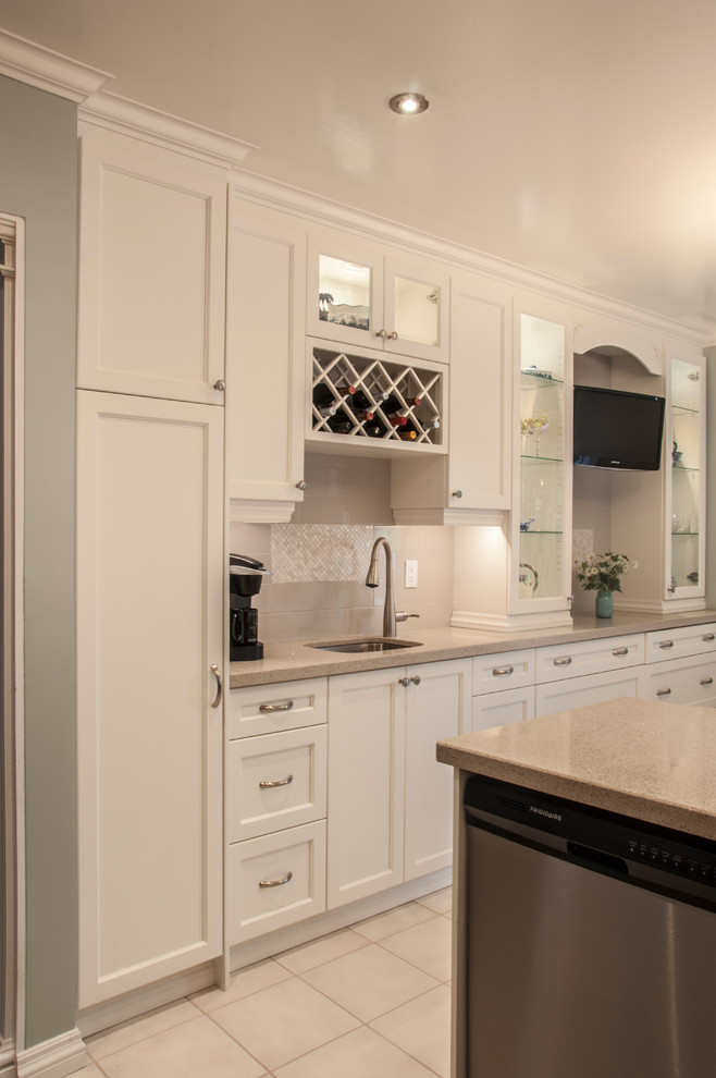 Example of a transitional kitchen design in Toronto