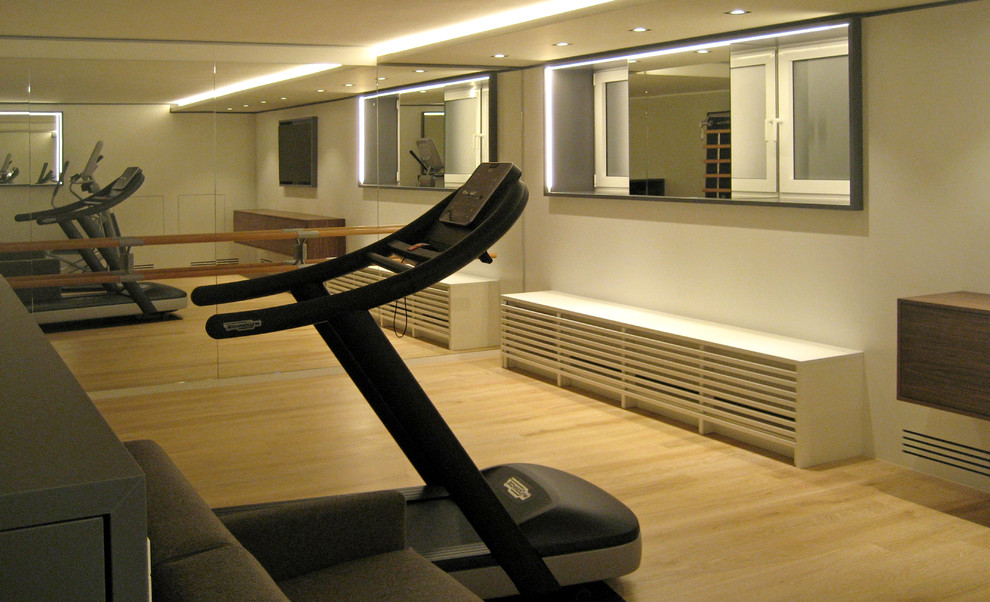 This is an example of a contemporary home gym in Munich.