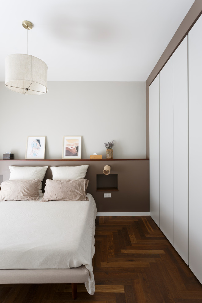 Mittelgroßes Skandinavisches Hauptschlafzimmer mit brauner Wandfarbe und dunklem Holzboden in Rom