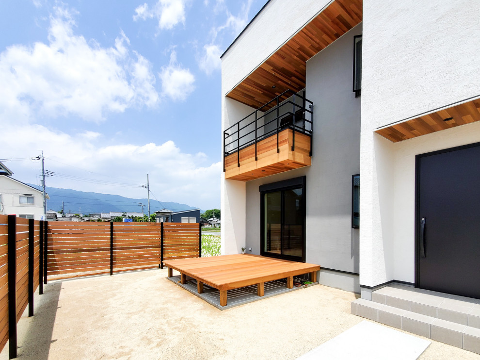 Foto de terraza planta baja moderna sin cubierta en patio lateral con privacidad