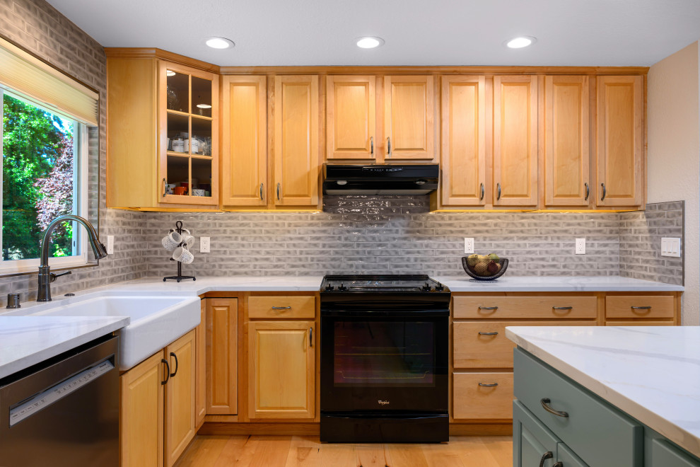 Kitchen - transitional kitchen idea in Seattle