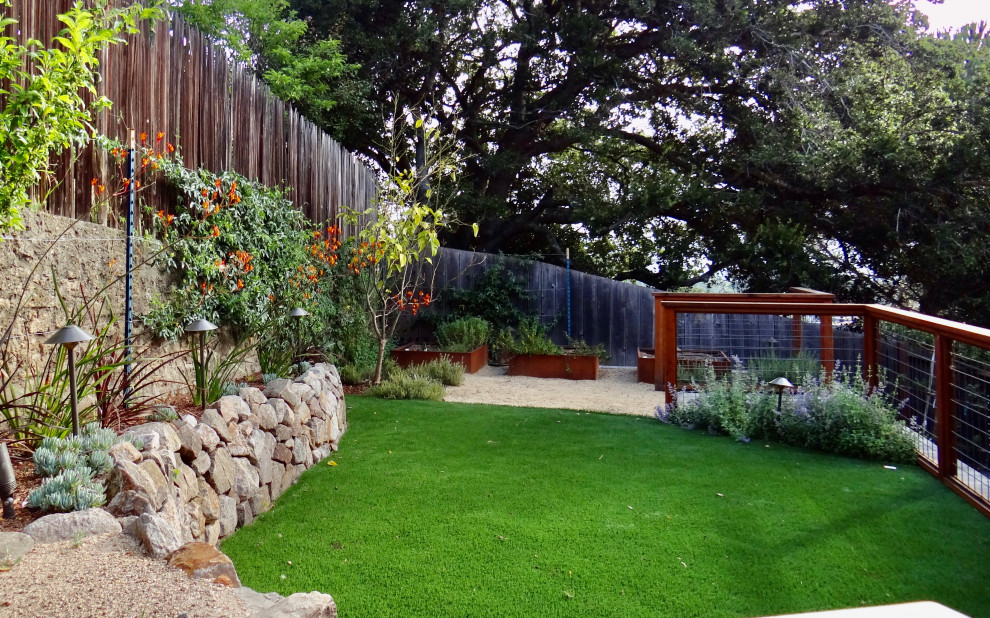 Imagen de jardín rústico pequeño en patio trasero con muro de contención