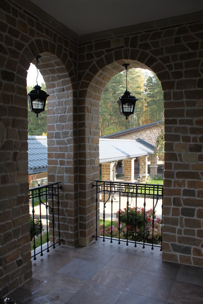 Вид на галерею с крыльца главного входа в дом