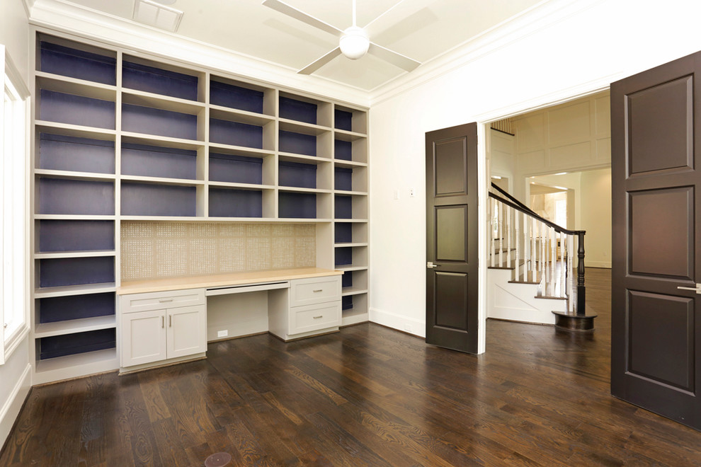 Photo of a transitional home office in Houston.