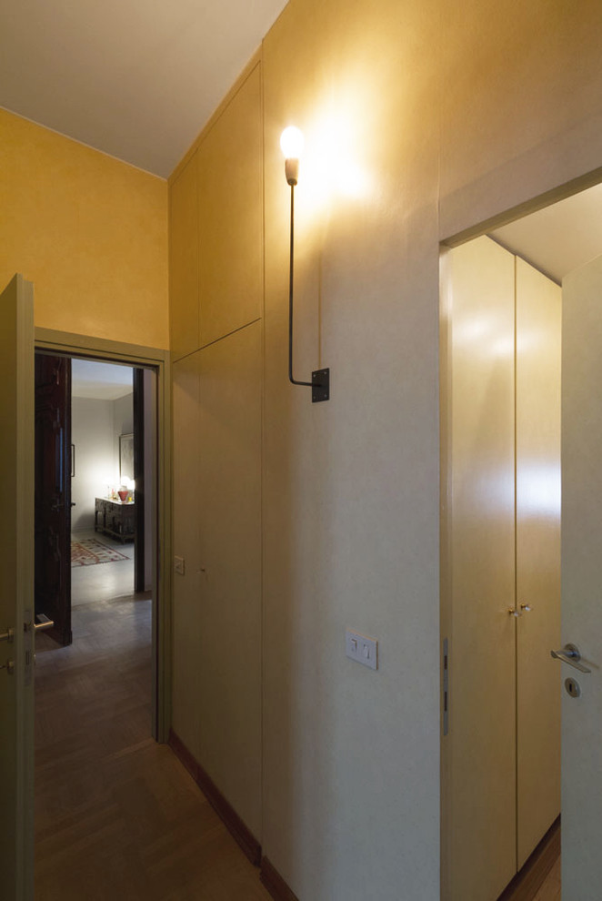 Immagine di un ingresso o corridoio boho chic di medie dimensioni con pareti beige e parquet chiaro