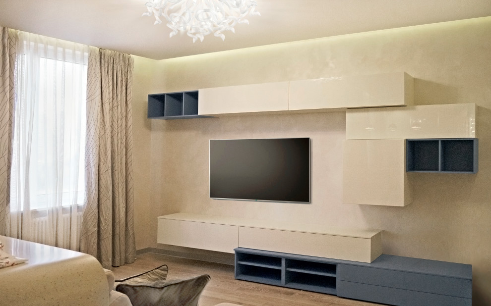 Immagine di un soggiorno minimal di medie dimensioni e aperto con angolo bar, pareti beige, pavimento in legno massello medio, TV a parete, pavimento beige e soffitto ribassato