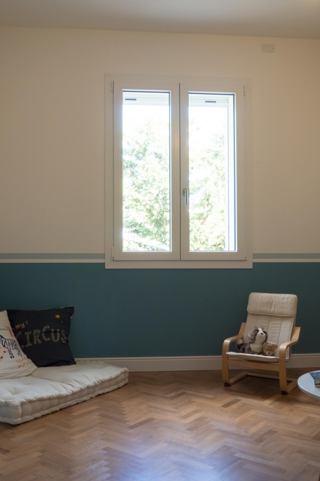 Exempel på ett mycket stort eklektiskt pojkrum kombinerat med sovrum och för 4-10-åringar, med blå väggar och mörkt trägolv