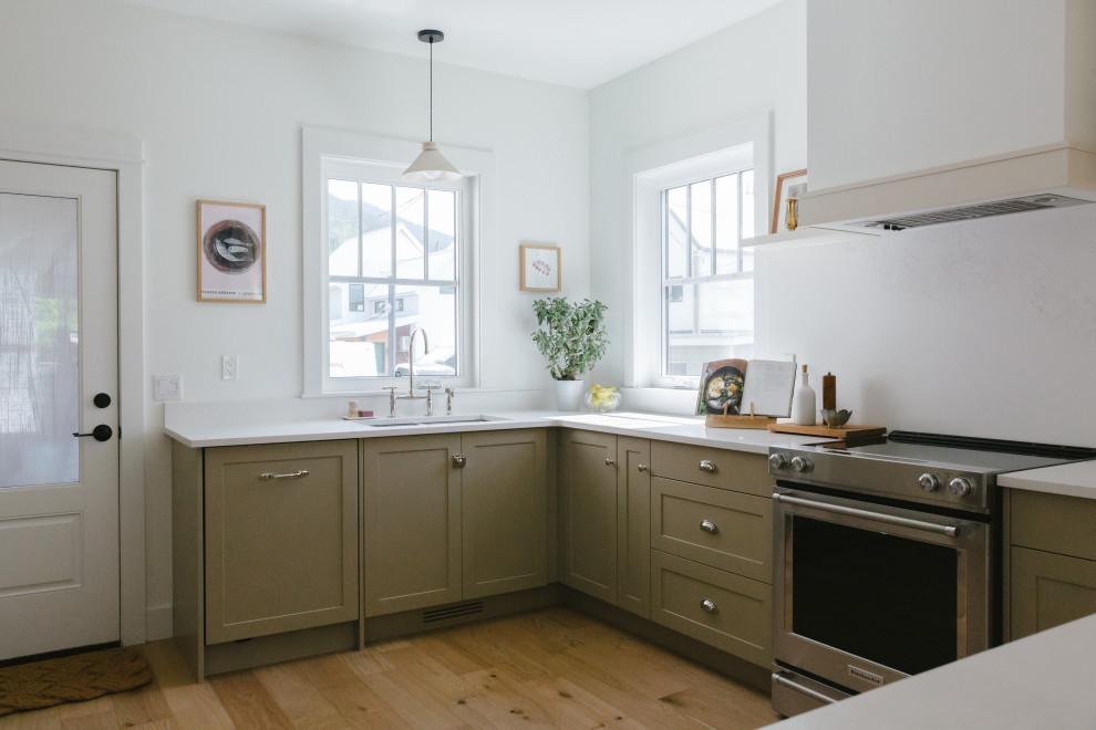 Transitional kitchen photo in Vancouver