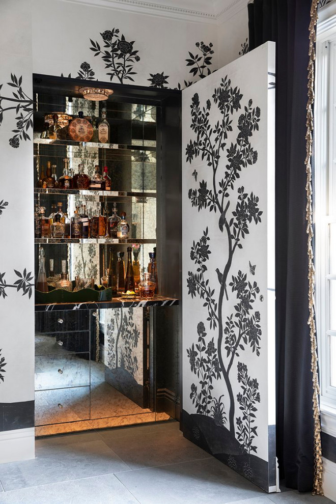 Ispirazione per un piccolo angolo bar classico con ante di vetro, top in marmo, paraspruzzi a specchio, pavimento in pietra calcarea, pavimento grigio e top nero