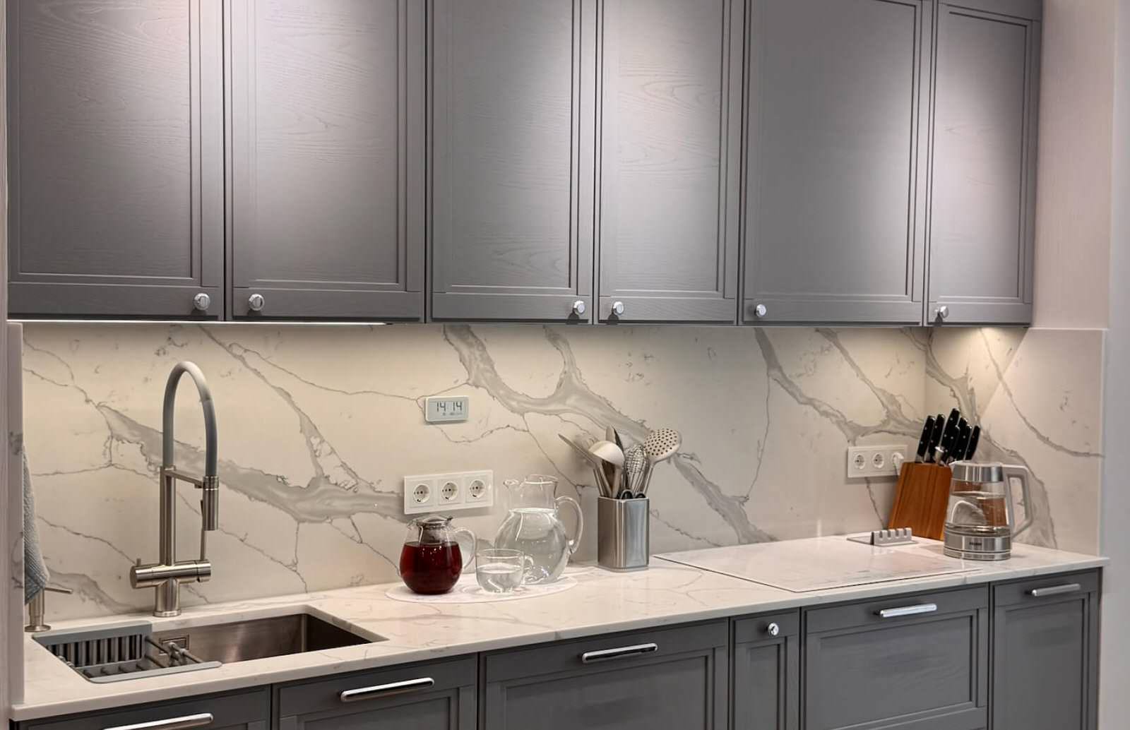 Кухня Фреда в цвете Грейхаун от дизайнера