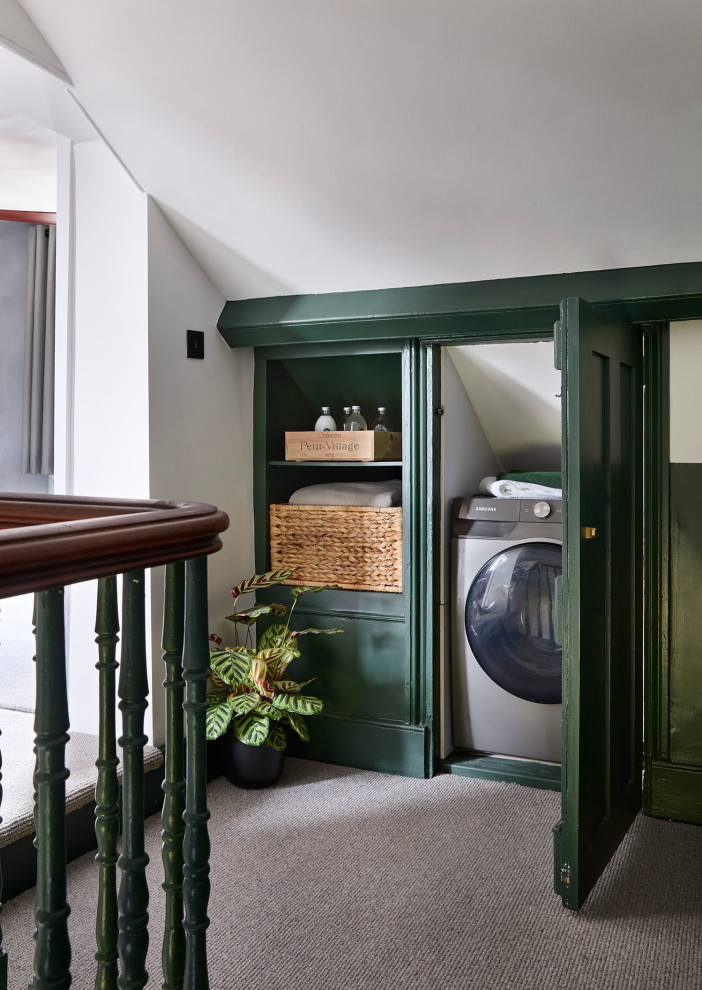 Einzeiliger, Kleiner Industrial Hauswirtschaftsraum mit Waschmaschinenschrank, Schrankfronten im Shaker-Stil und grünen Schränken in London