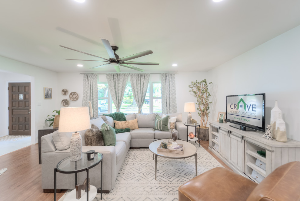 Mountain style home design photo in Tampa