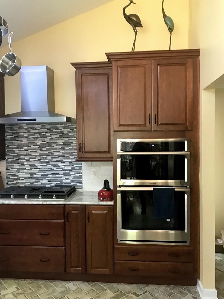 Kitchen - transitional kitchen idea in Richmond