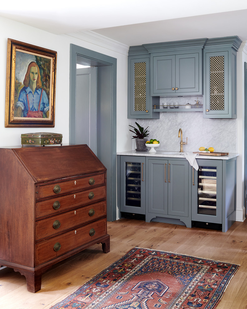 Inspiration för lantliga grått hemmabarer med vask, med luckor med infälld panel, blå skåp, en undermonterad diskho, grått stänkskydd, stänkskydd i sten och ljust trägolv