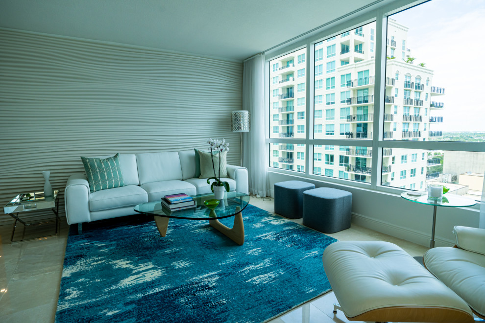 Cette image montre une salle de séjour minimaliste de taille moyenne et ouverte avec un mur blanc, un sol en marbre, un téléviseur indépendant et un sol beige.