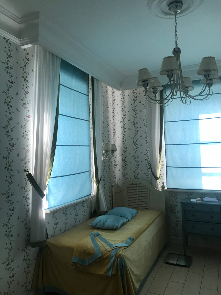 Foto på ett mellanstort vintage barnrum kombinerat med sovrum, med flerfärgade väggar, klinkergolv i porslin och beiget golv