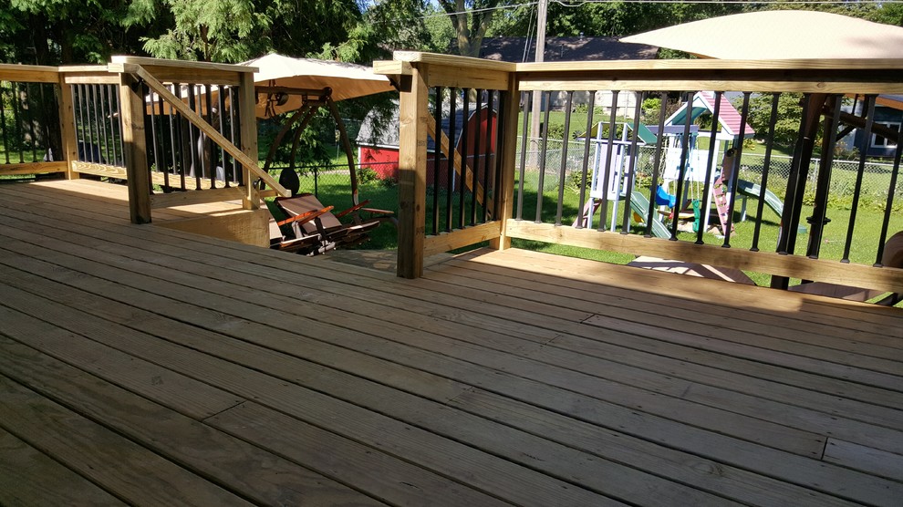 Arts and crafts deck photo in Cedar Rapids