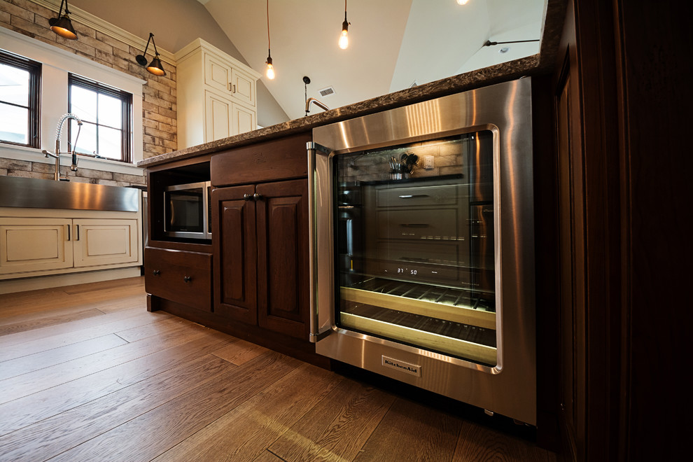 Kitchen - transitional kitchen idea