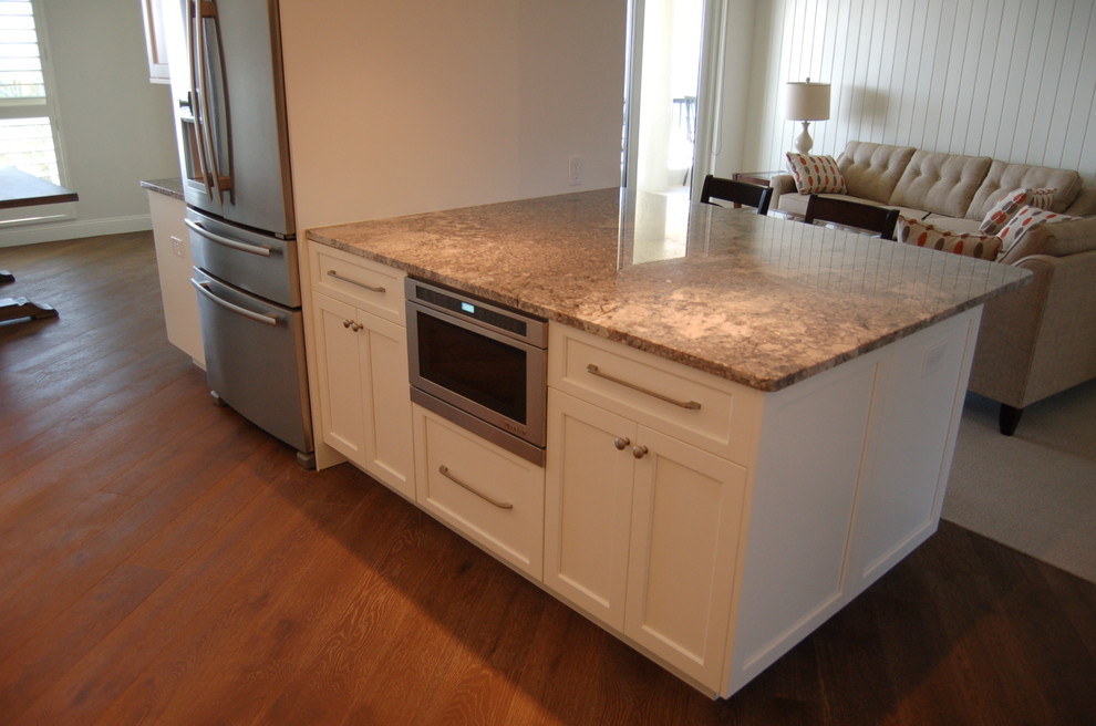 Kitchen - kitchen idea in Miami