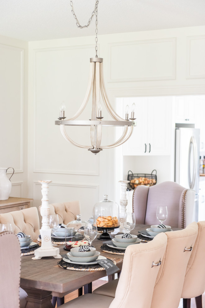 Example of a transitional home design design in Toronto
