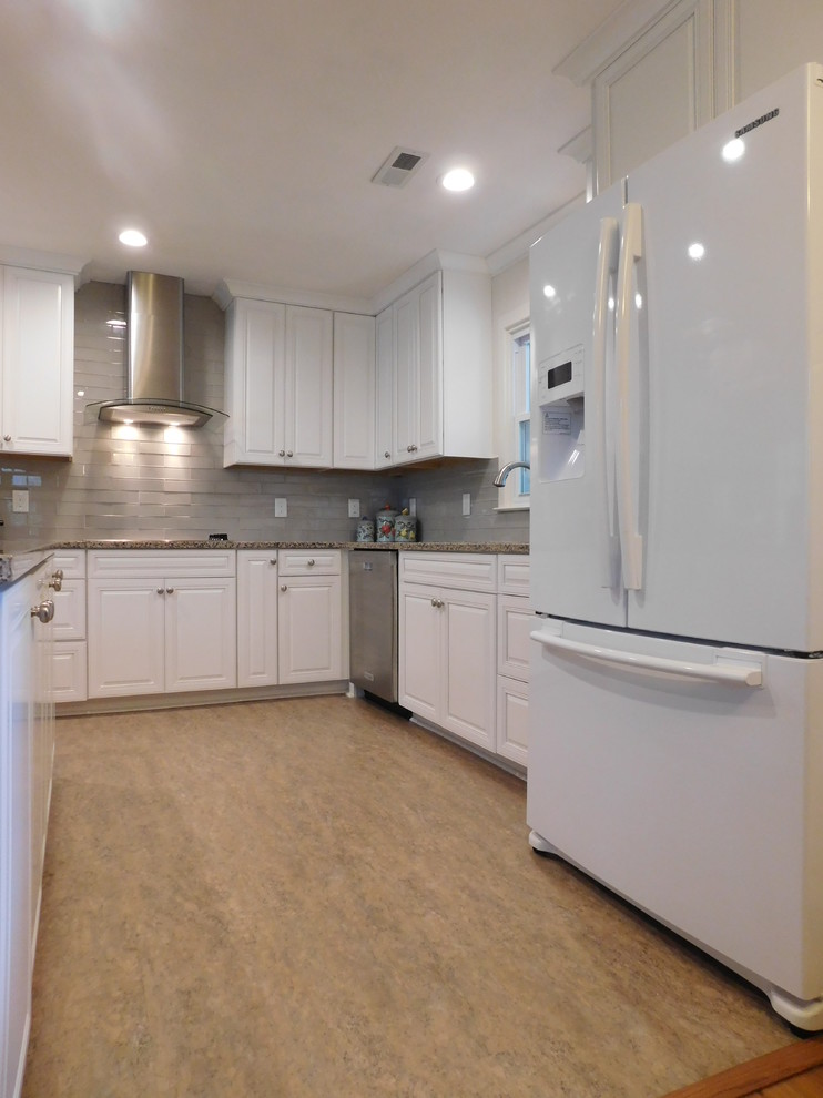 Home design - mid-sized transitional home design idea