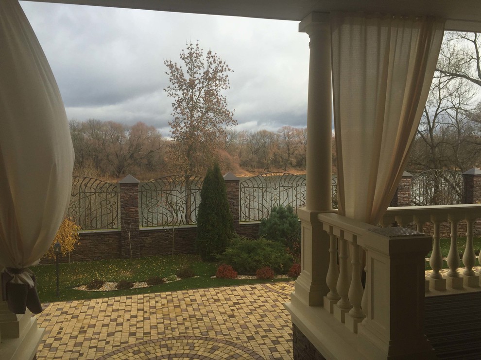 Дом на берегу реки