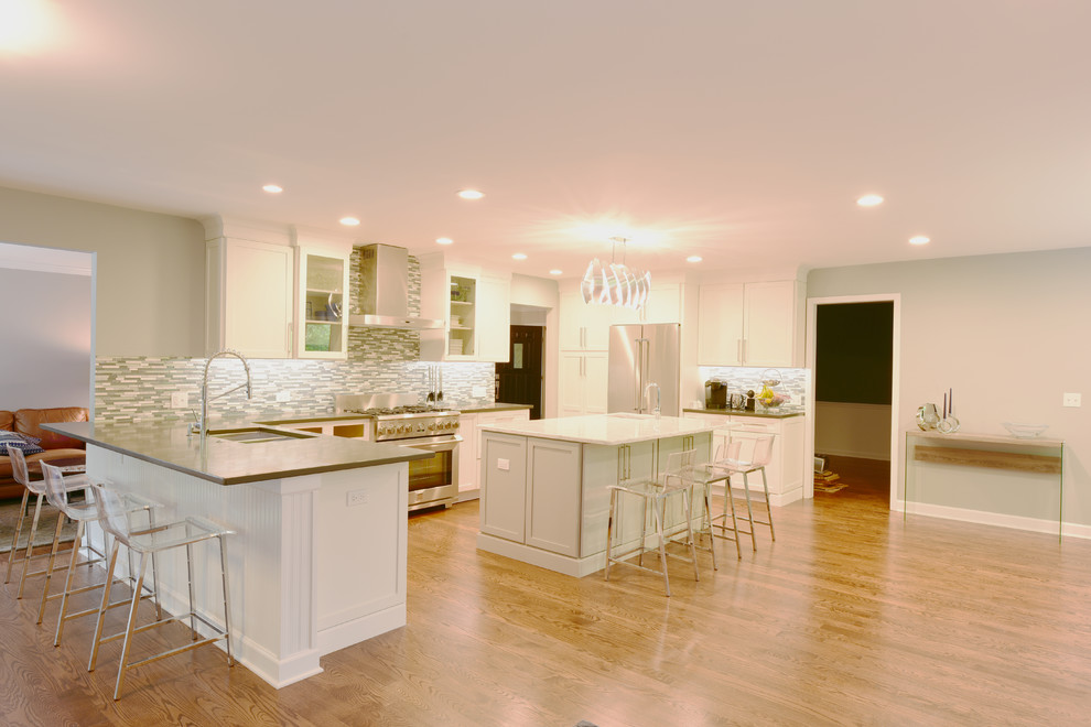 Example of a transitional kitchen design in Chicago