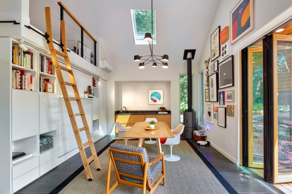 На фото: кабинет в современном стиле с серыми стенами, отдельно стоящим рабочим столом, серым полом и сводчатым потолком
