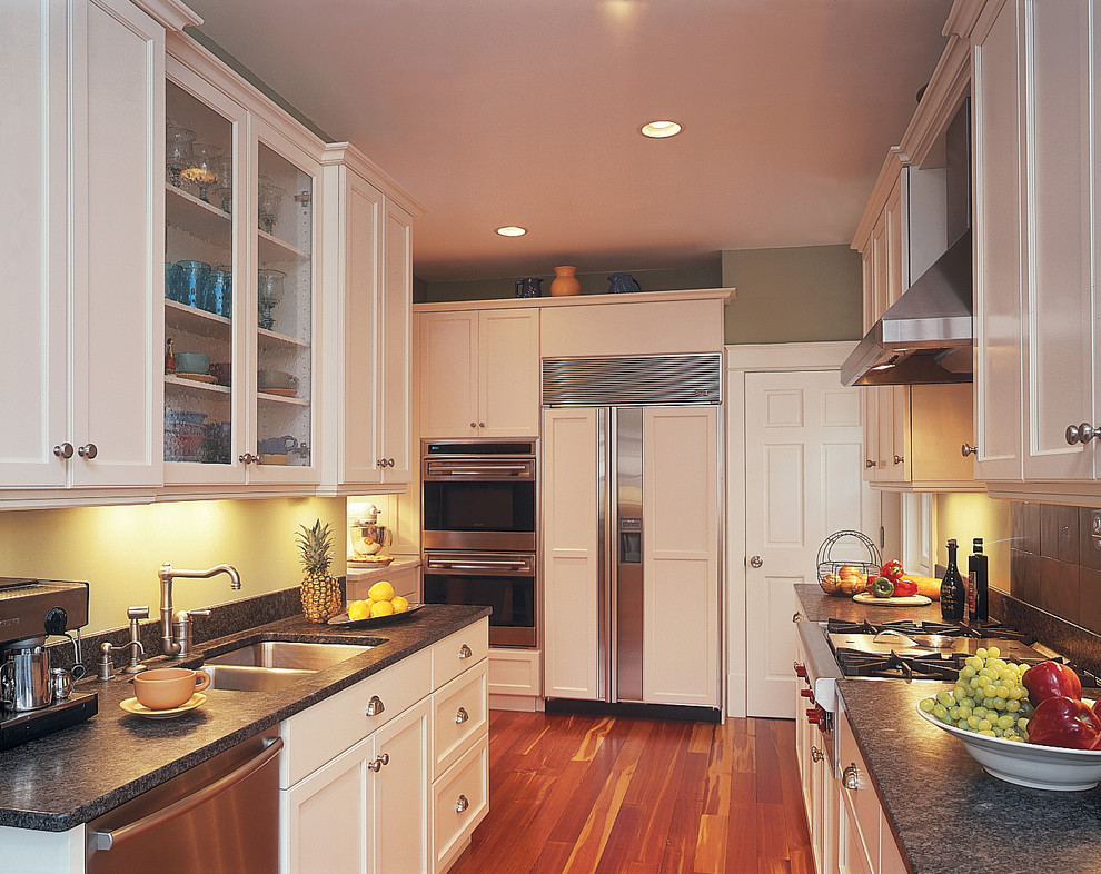 This is an example of a traditional kitchen in Minneapolis.