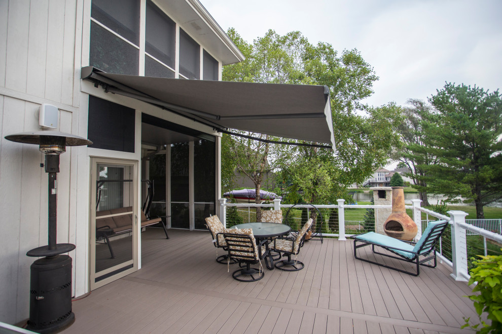 Geräumige Klassische Terrasse hinter dem Haus, in der 1. Etage mit Kamin, Markisen und Mix-Geländer in Kansas City