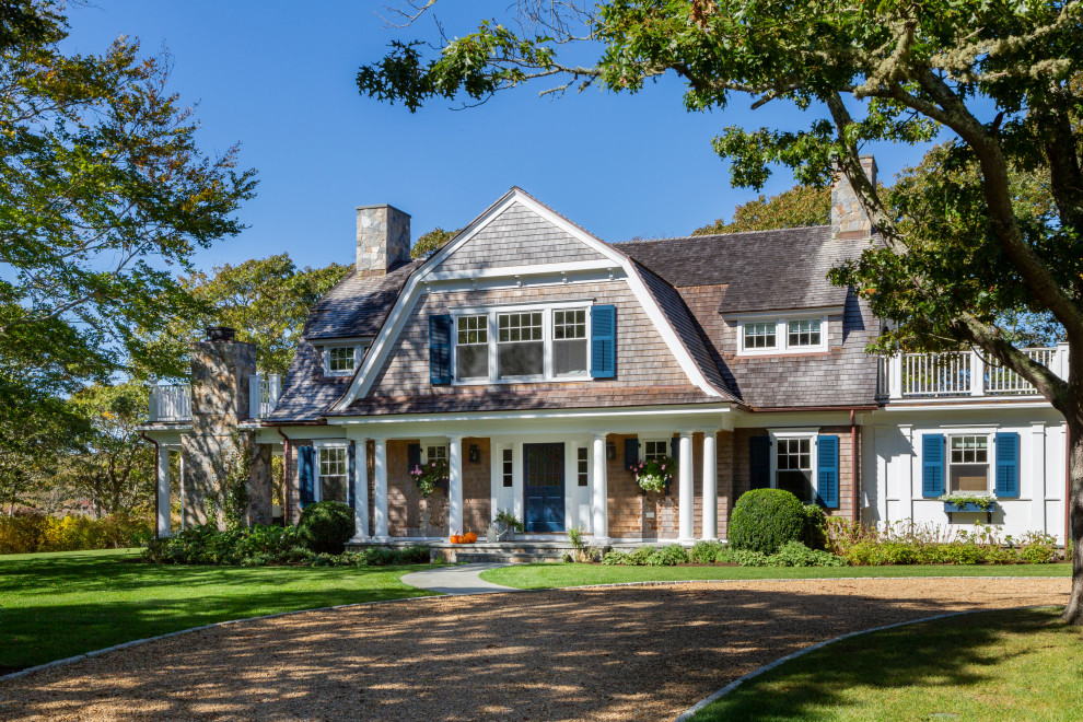 Zweistöckiges Maritimes Haus mit brauner Fassadenfarbe, Mansardendach, Schindeldach, braunem Dach und Schindeln in Boston