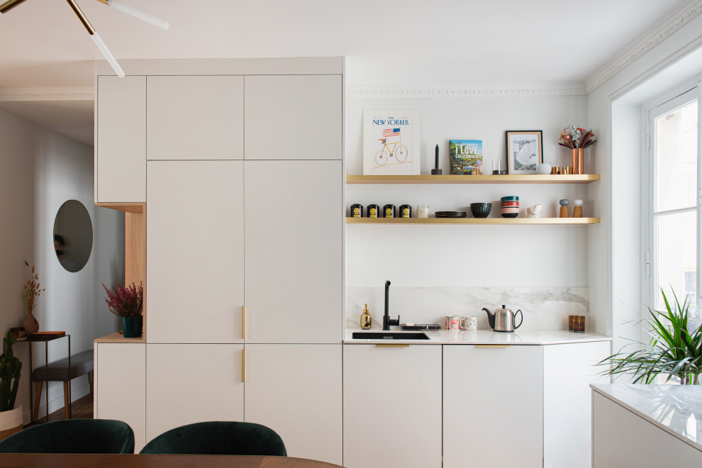 Offene, Einzeilige, Kleine Moderne Küche mit Unterbauwaschbecken, Küchenrückwand in Weiß, Rückwand aus Marmor und weißer Arbeitsplatte in Paris