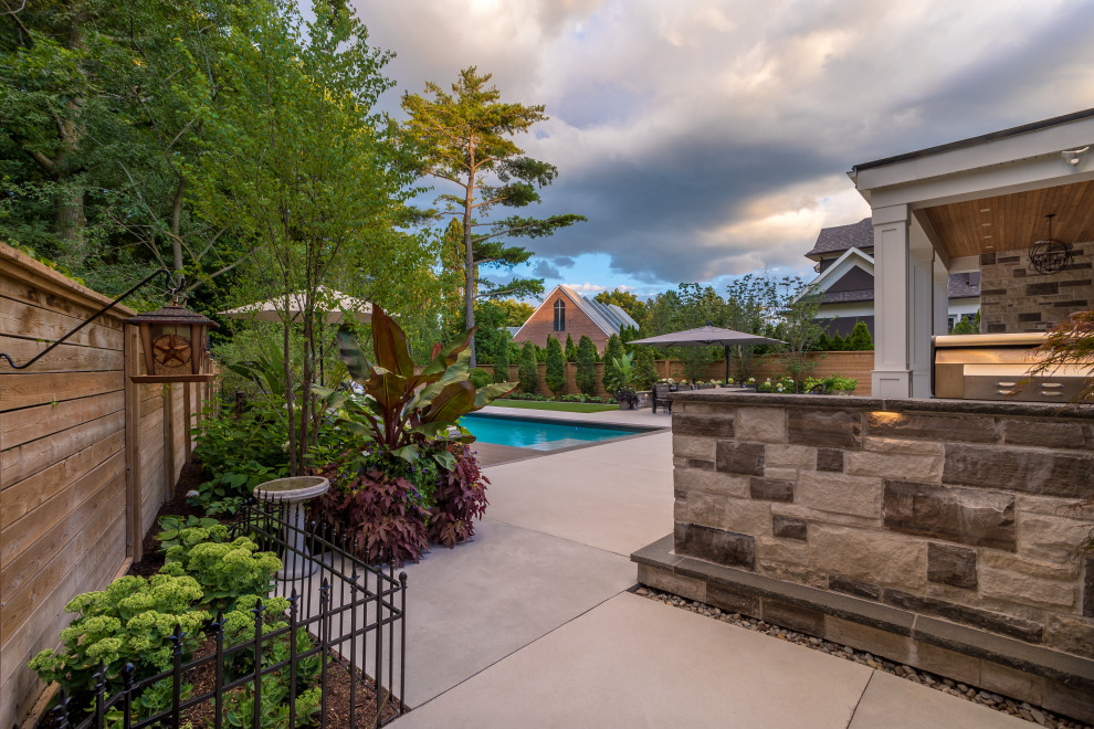 This is an example of a mid-sized transitional landscaping in Toronto.